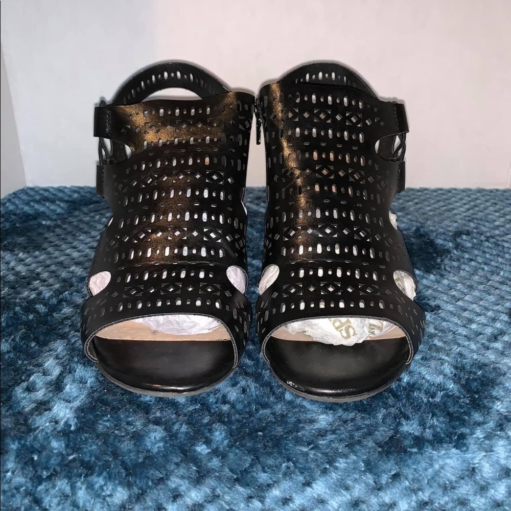 Cloud Walkers - Black vertical cut out sandals